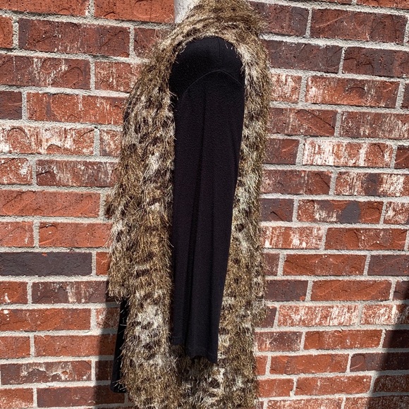 3-Way Leopard Vest - Picture 2 of 7